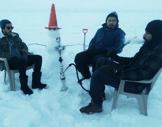 Männer Rauchen Shisha draußen im Winter
